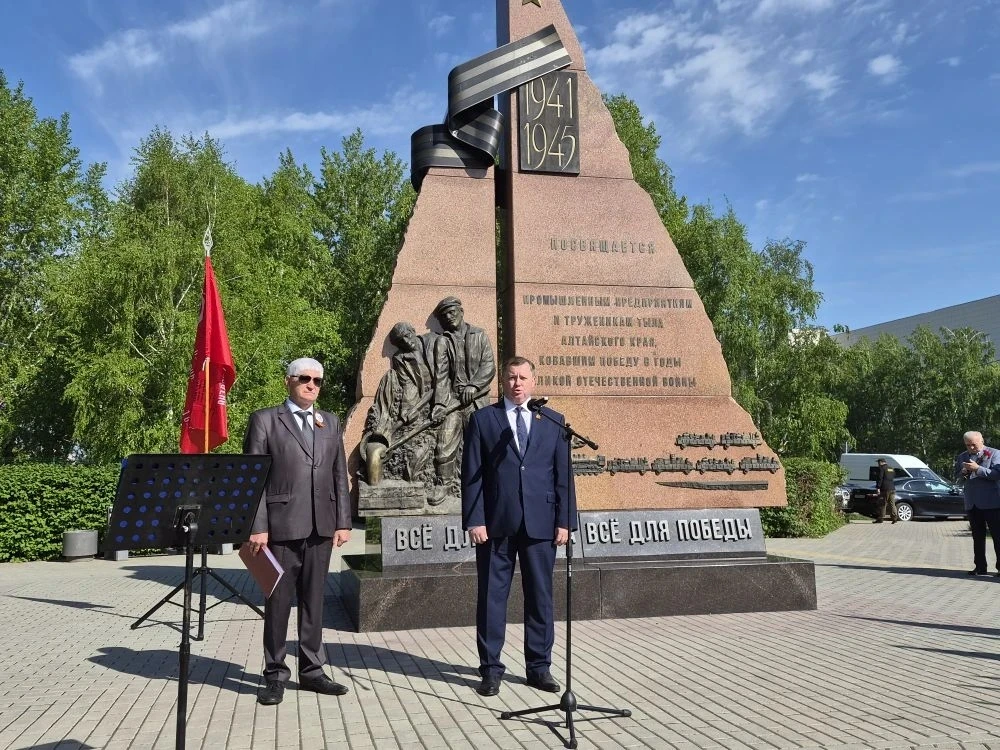 В День Победы промышленники Алтайского края возложили цветы к стеле заводам Победы в Ба...