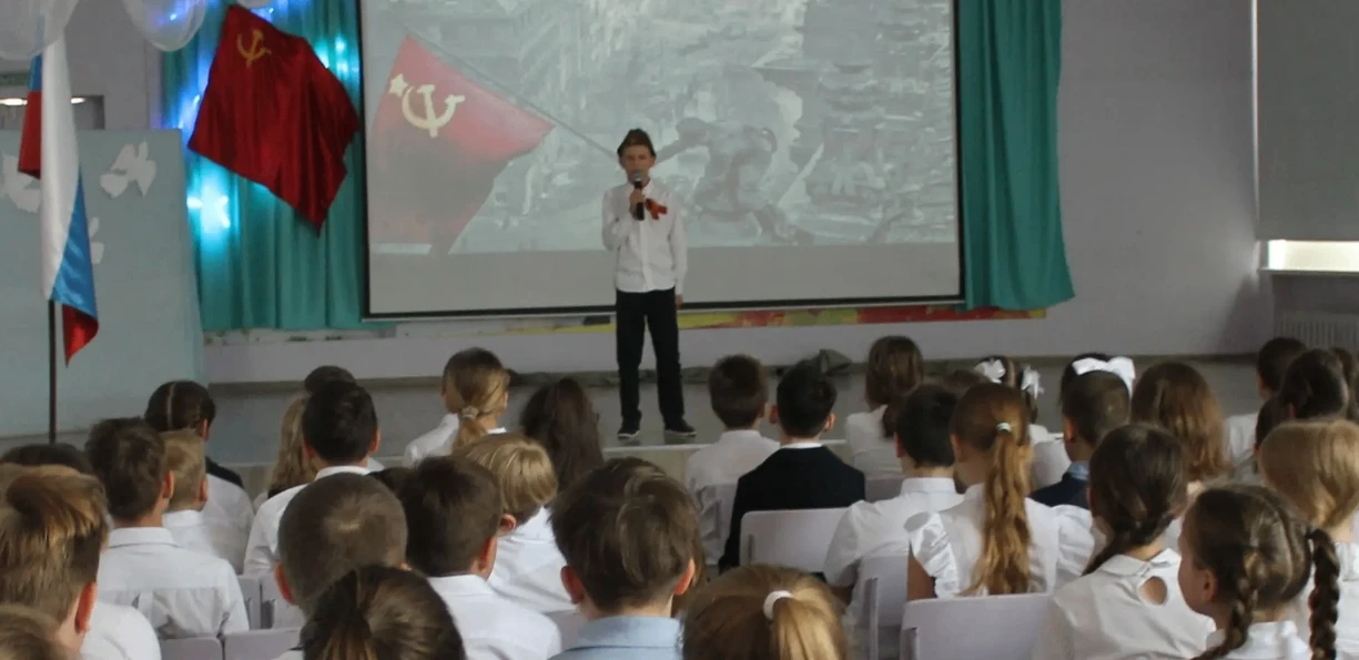 День победы отпраздновала параллель 4-х классов. Девизом праздника стали строки стихотворения: Я пом