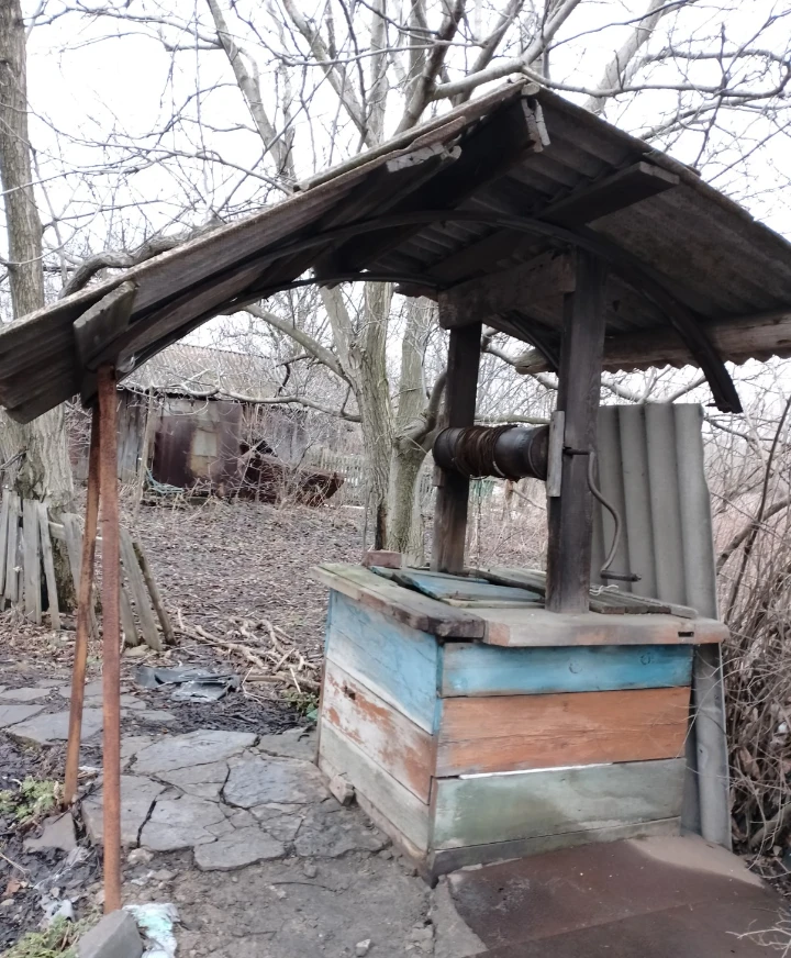 Пол, истёршийся добела.