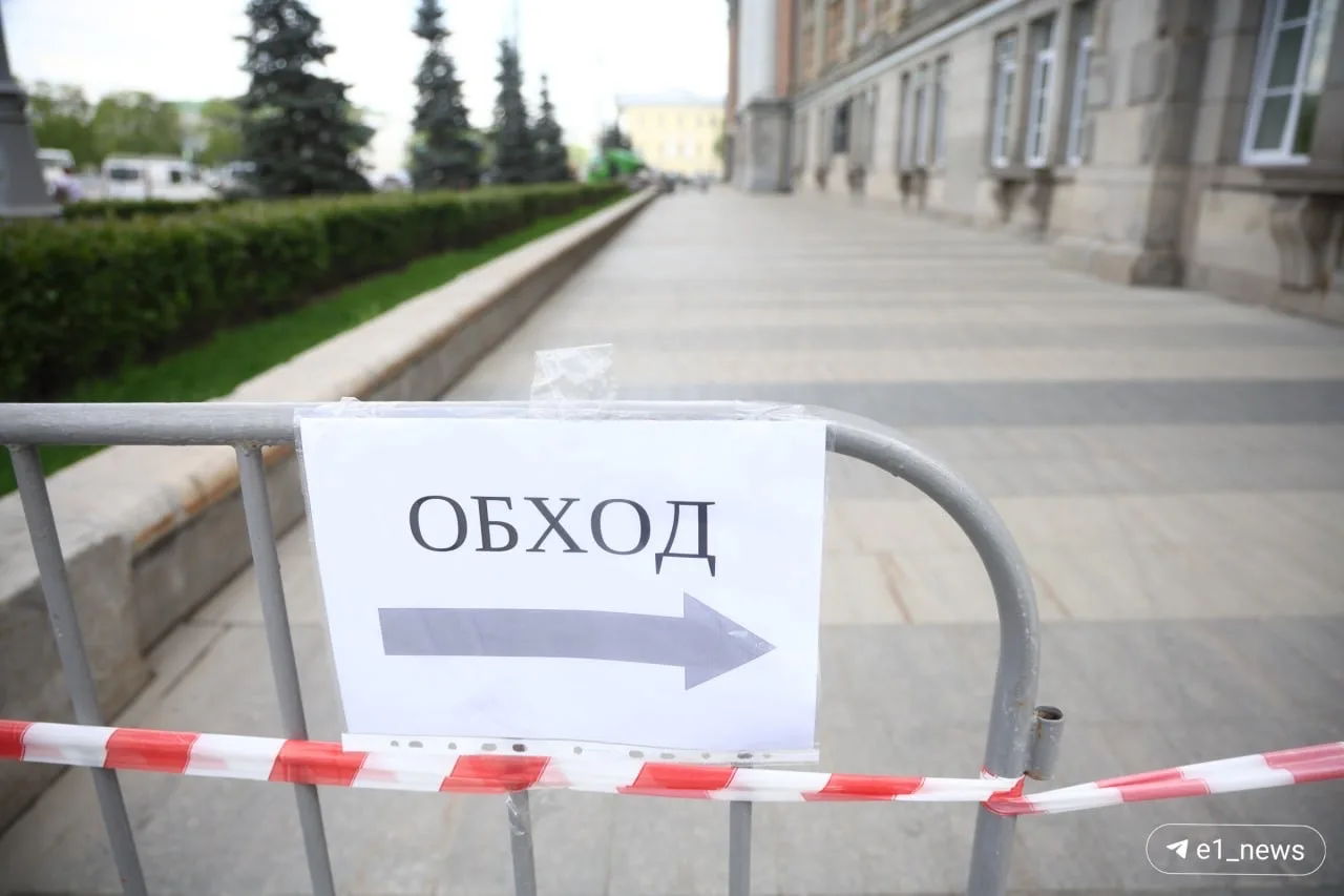 У администрации обрушилась часть козырька 😱  К счастью, пострадавших нет, сообщили в мэрии.  Здесь м