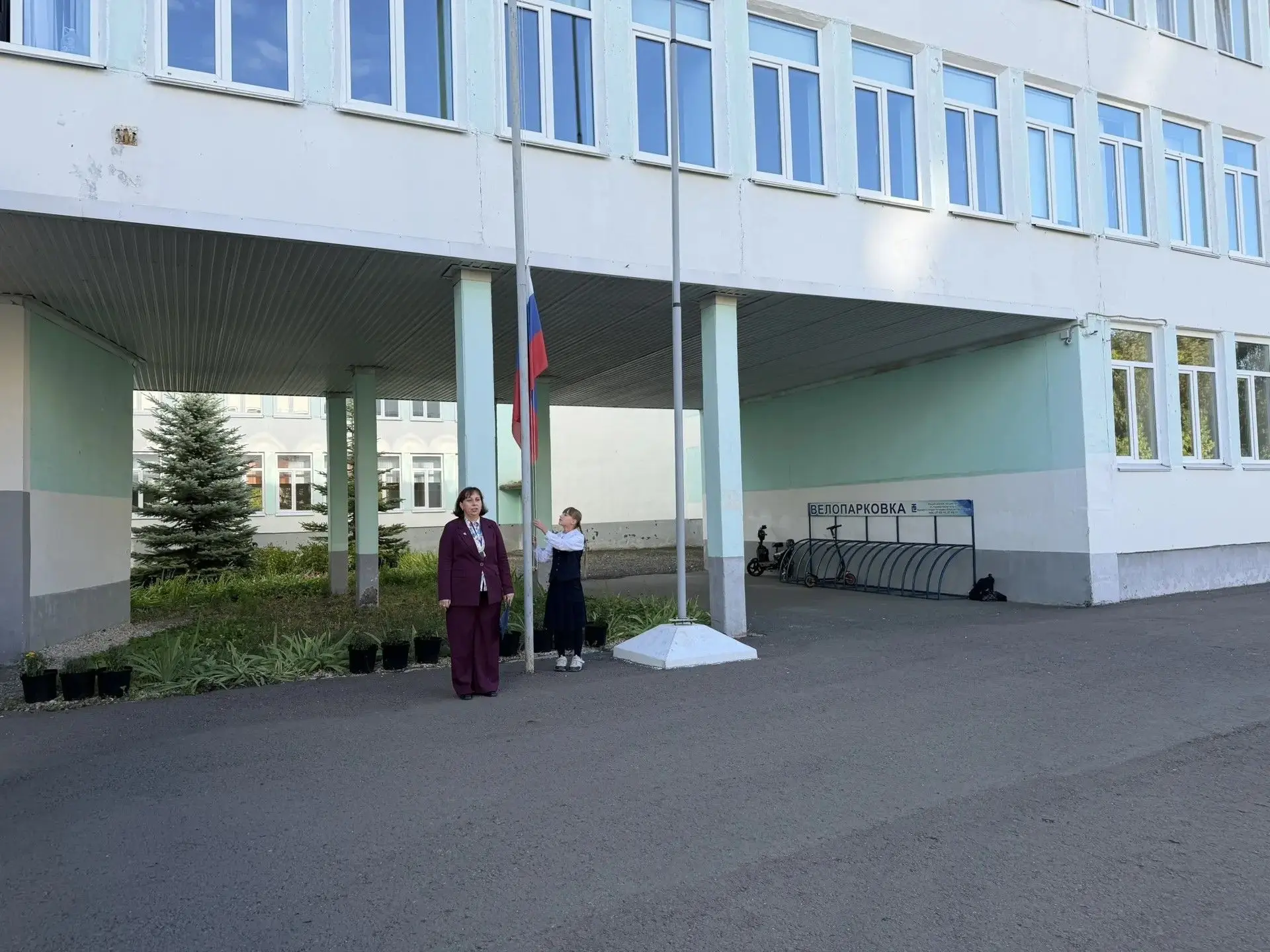 🇷🇺Утро понедельника в #лучшая37 началось с традиционной линейки поднятия флага и испо...