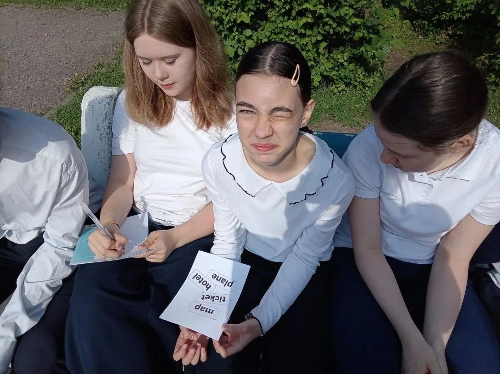 🌞Сегодня учитель английского языка Бебик Марина Викторовна провела  урок на свежем воздухе в 6А клас