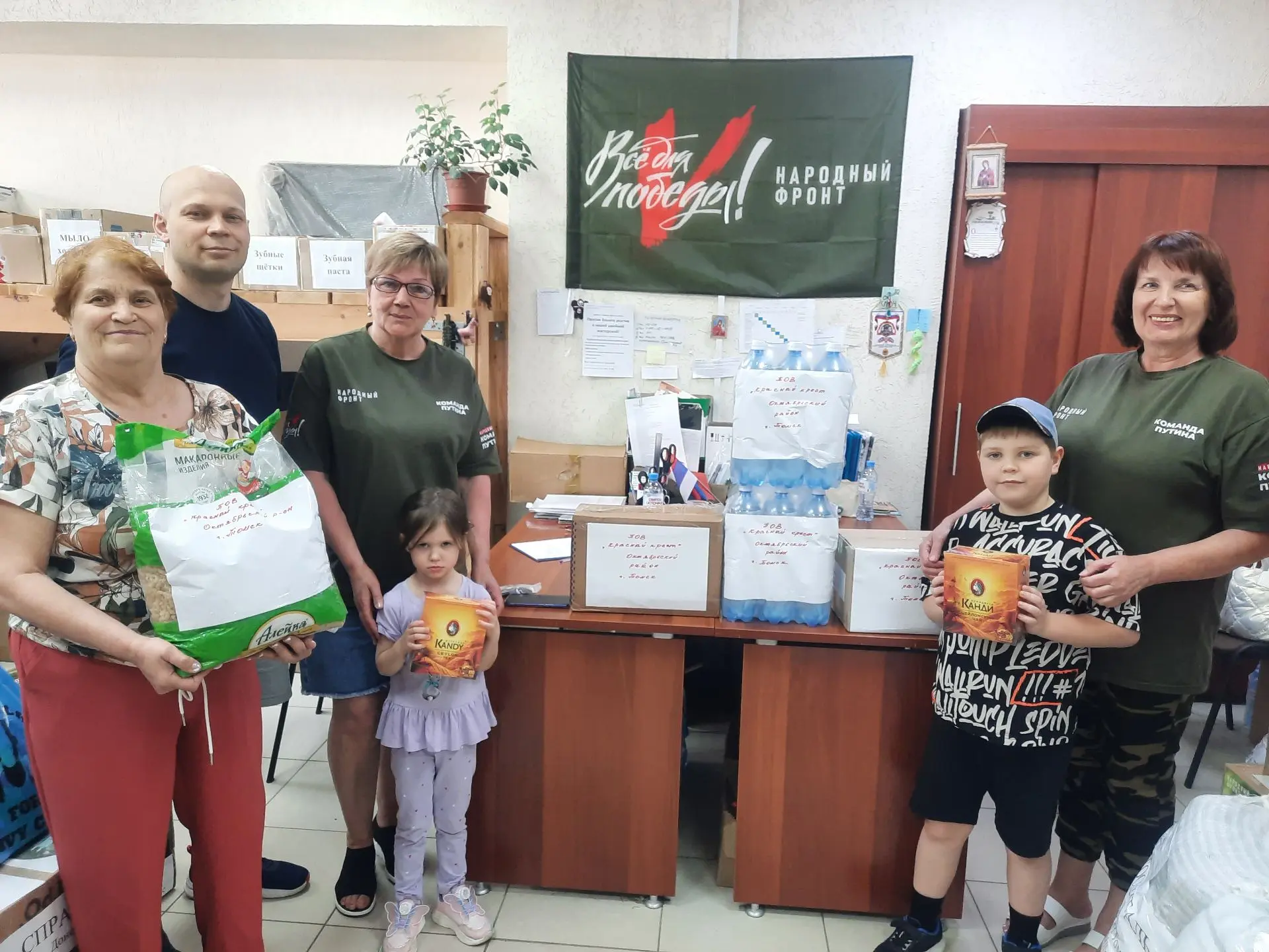 Томские ветераны регулярно приносят в Народный фронт гуманитарную помощь для наших ребят на СВО
 
Пе