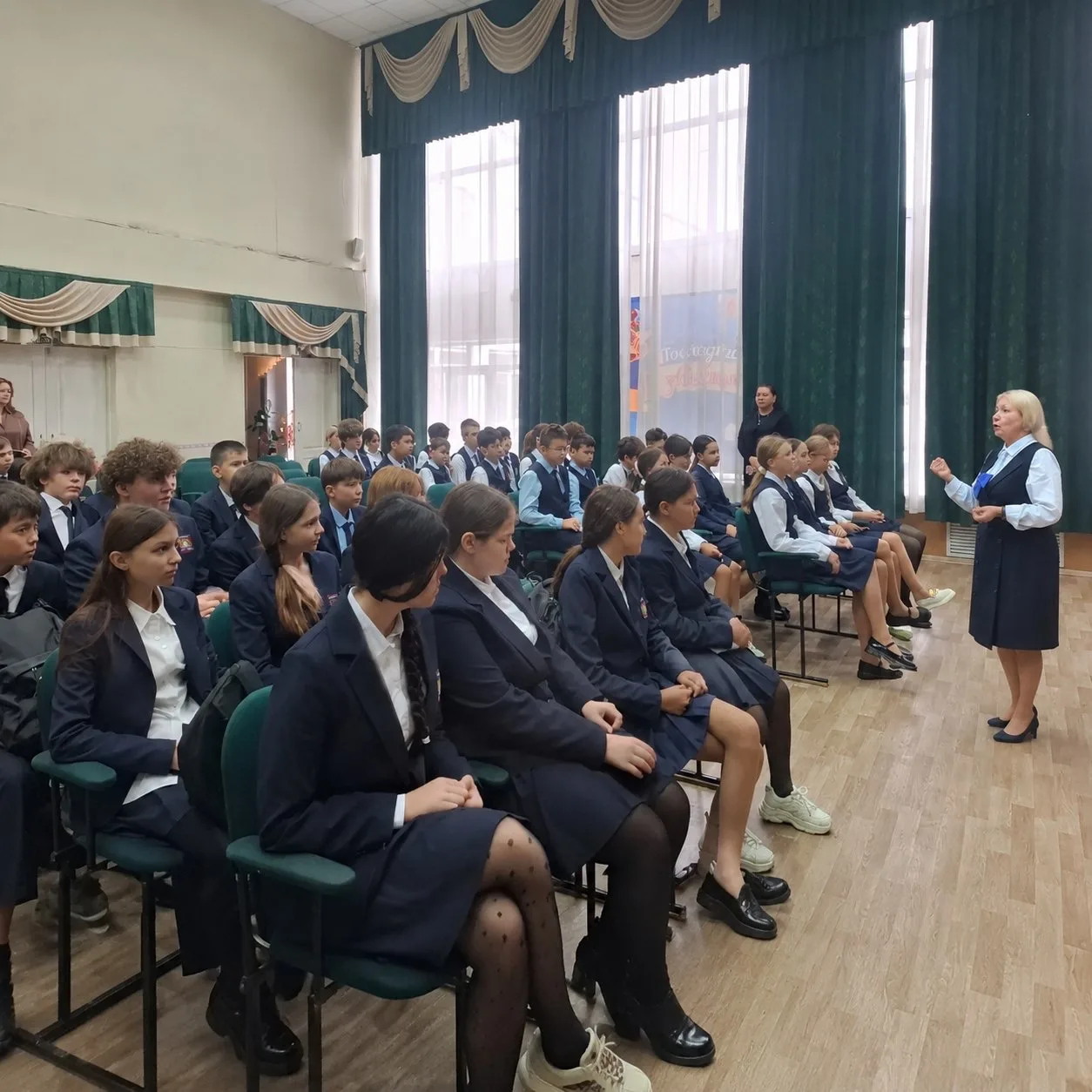 📢 30 сентября в актовом зале нашей школы прошли линейки для учащихся 8–11 классов.