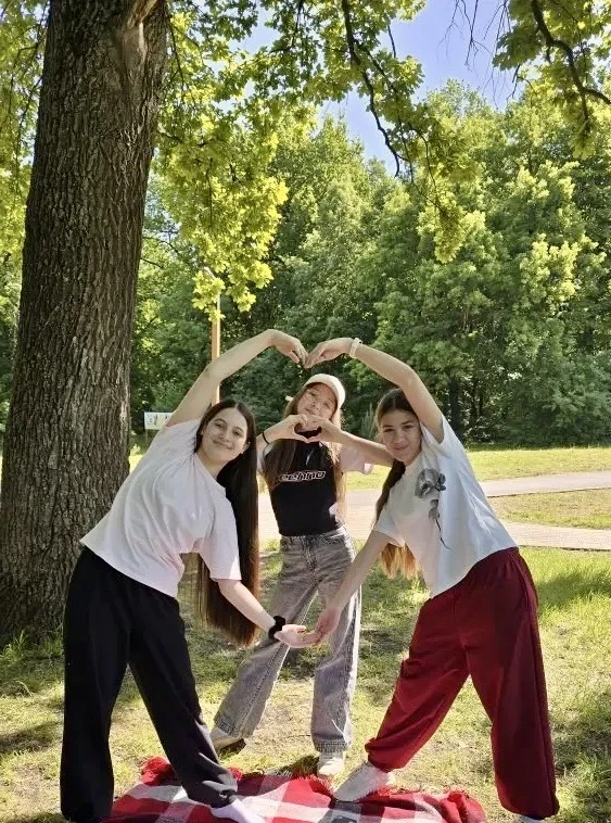 🌲☀️ Как завершить учебный год ярко и весело? Спросите у 6А!  Наши ребята вместе с родителями и класс
