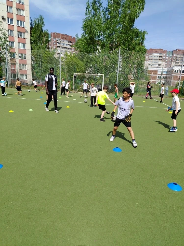 ⚽ЗВЁЗДНЫЙ ЧАС ФУТБОЛА: В НАШЕЙ ШКОЛЕ ПРОШЁЛ МАСТЕР-КЛАСС С УЧАСТИЕМ ПРОФЕССИОНАЛА  19 мая на футболь