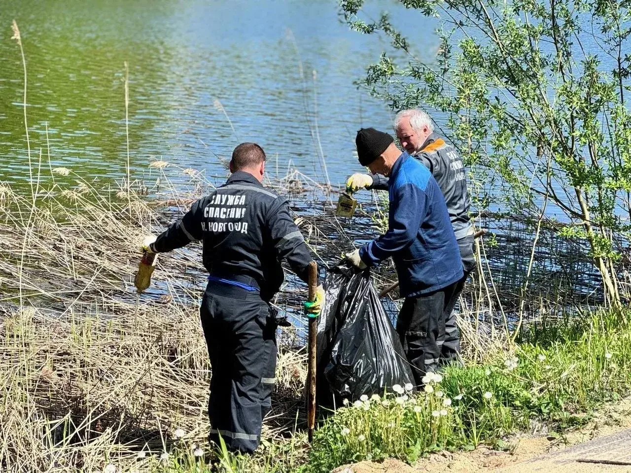 В Нижнем Новгороде начали подготовку пляжей к купальному сезону.  Водолазы приступили к очистке водо