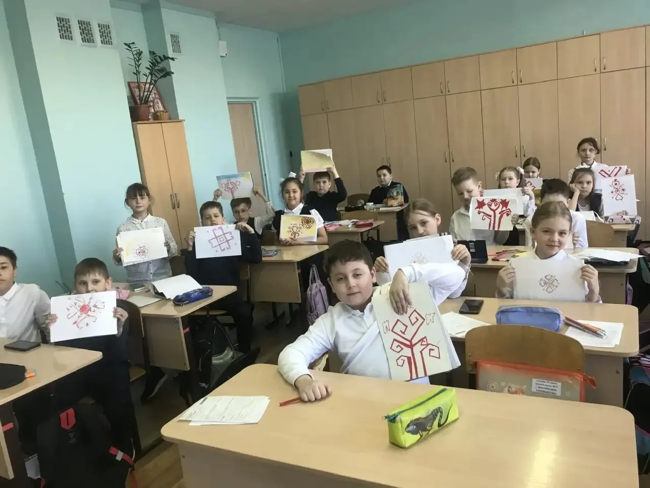 В рамках недели чувашского языка во 2Б классе прошёл конкурс «Чувашские узоры».