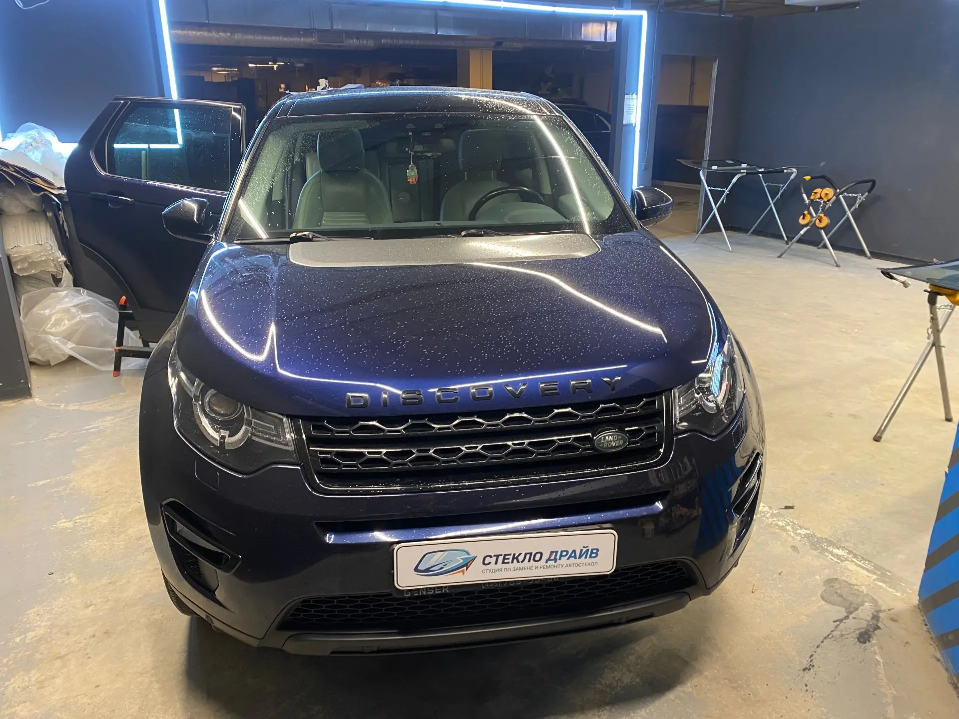 Land Rover Discovery 5: камень в крышу - трещина по панораме 😬🔧

Сегодня к нам приехал солидный вн