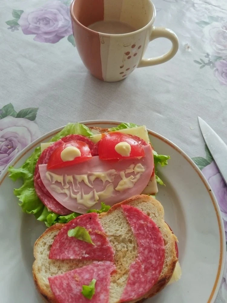 Весной по нашей школе разносятся разнообразные заманчивые запахи. Это значит, что наши девушки, а ин