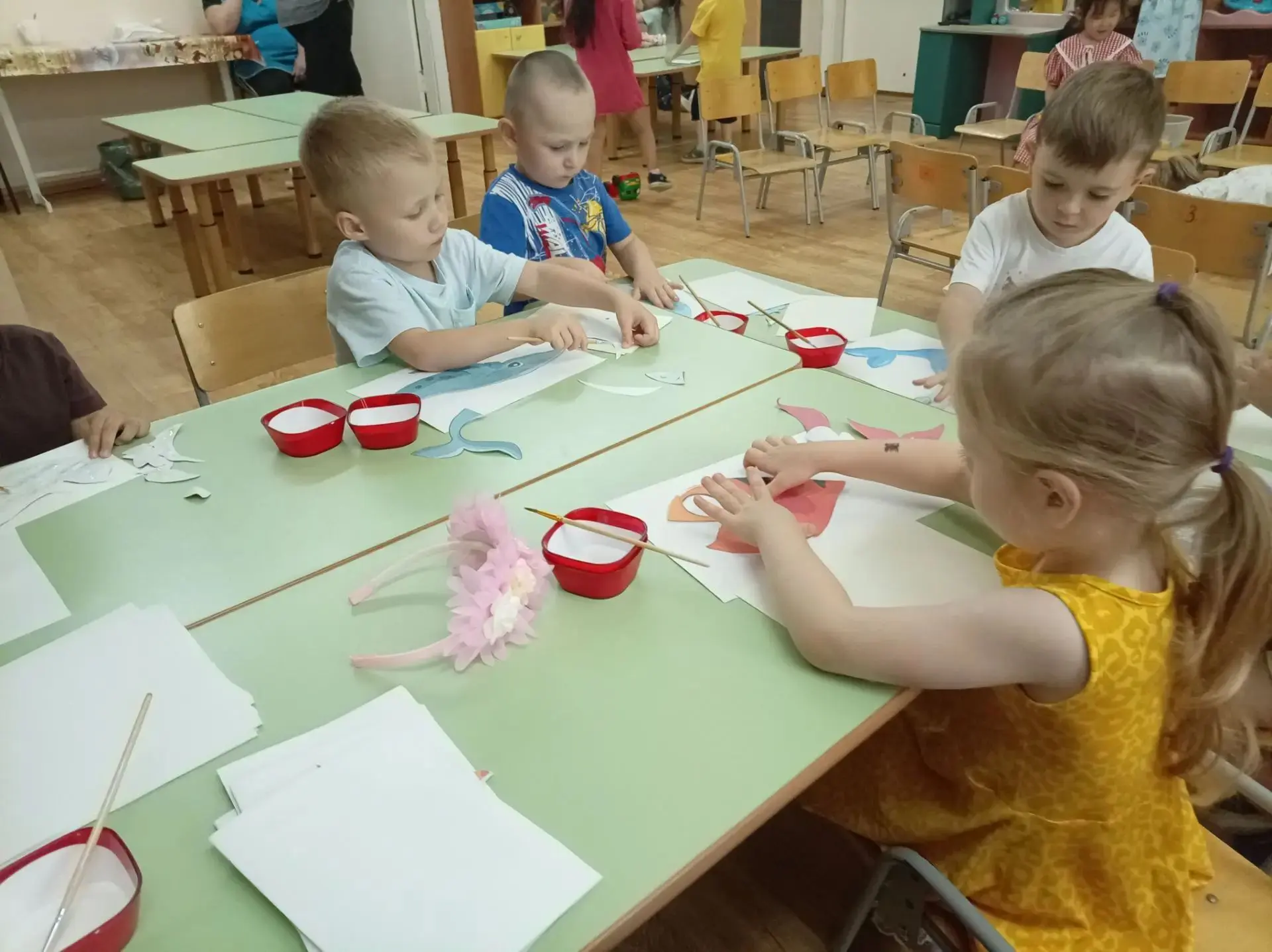 Во второй младшей группе «Радуга» малыши знакомились с водоёмами и их обитателями. Заня...