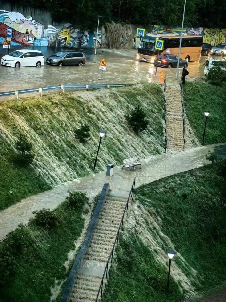 Владивосток затопило ливнями.