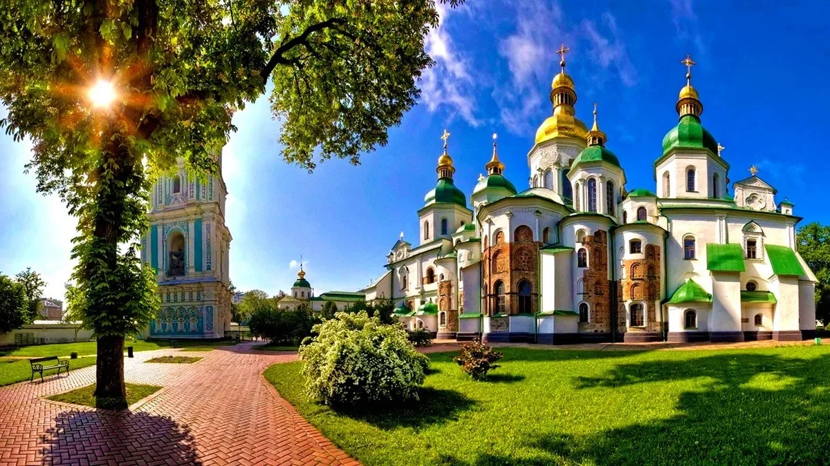 Что такое Церковь?  Слово Церковь в буквальном значении означает Собрание. В это собрание входят: Гл