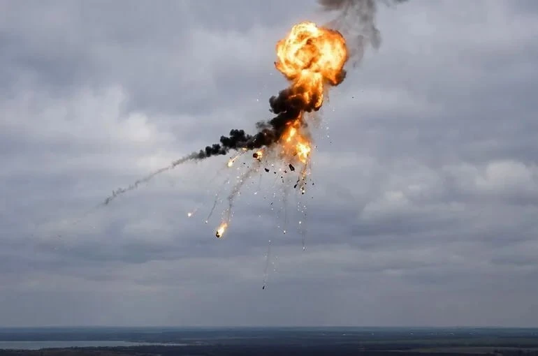 ⚡️ Обломки БПЛА упали на многоэтажку в Ельце — всего за ночь над Россией сбили 1110 дронов