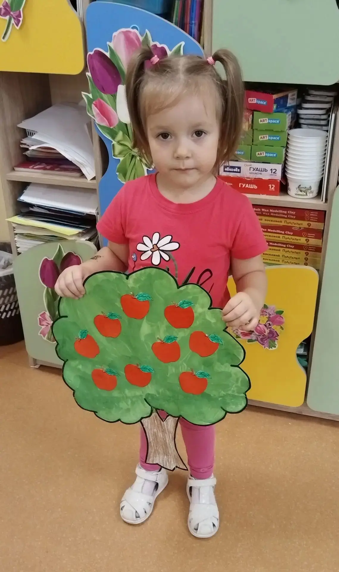 А в нашем детском саду, наконец, поспели яблочки! Как раз к яблочному спасу)
