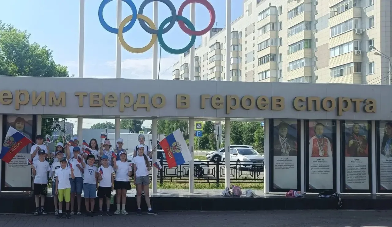 В преддверии Дня России летняя досуговая площадка (ул. Гагарина, 45) стала местом ярких...