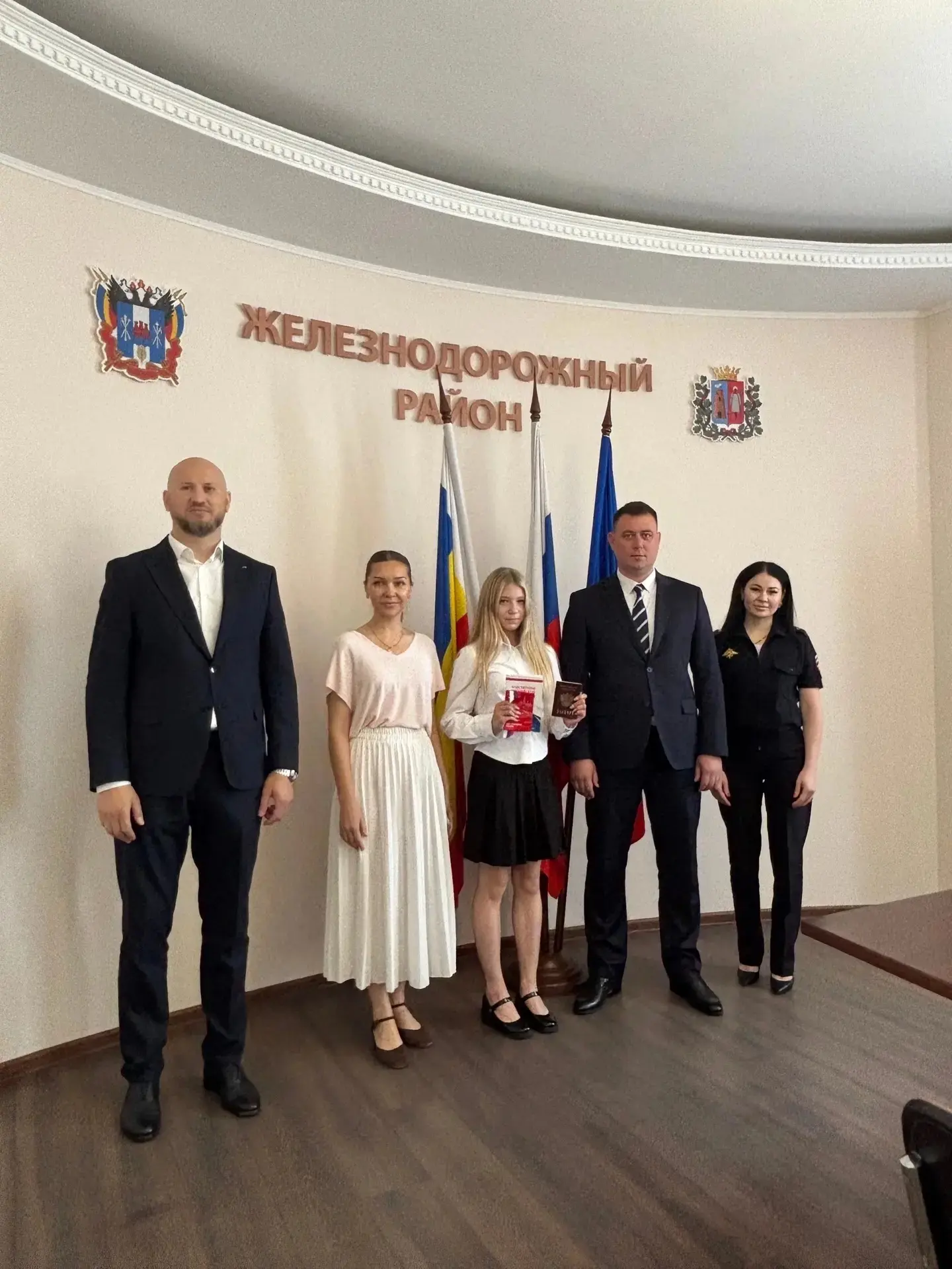 Сегодня, в преддверии Дня России, в администрации Железнодорожного района состоялось торжественное  