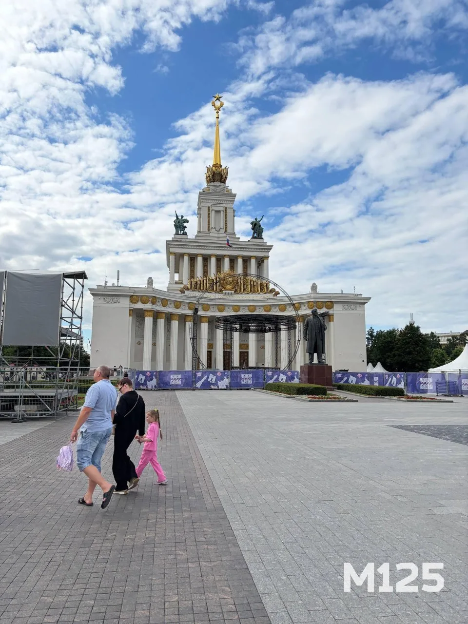 🛠 Тем временем, на ВДНХ идёт подготовка к "Московскому выпускному - 2026".

Инсталляции и сцены мон