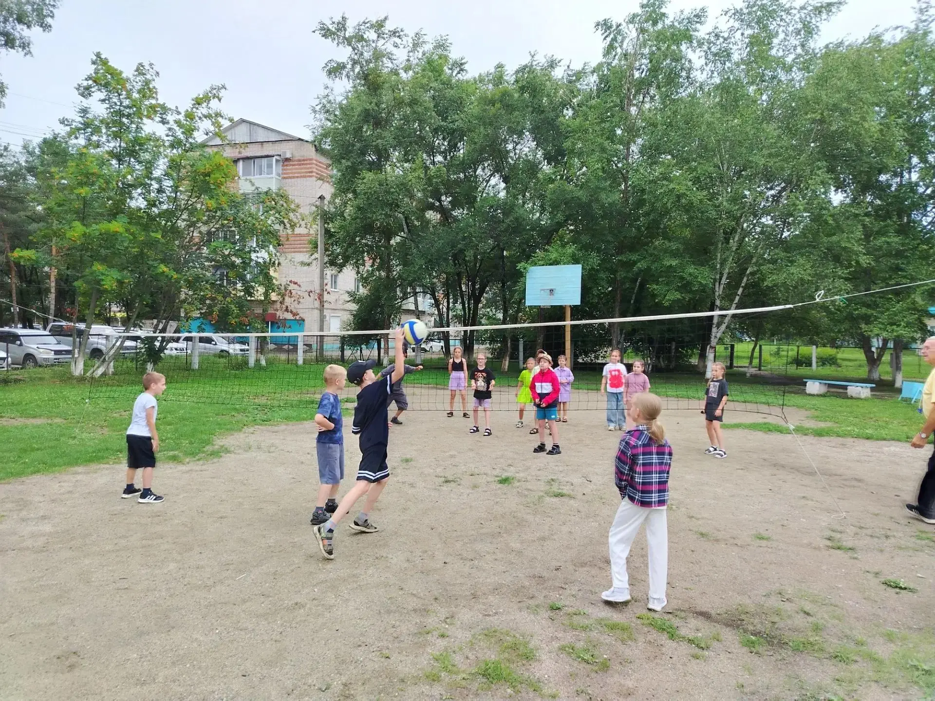 1 отряд пришкольного лагеря "Моя малая Родина"  играл в Пионербол на площадке Детской спортивной шко