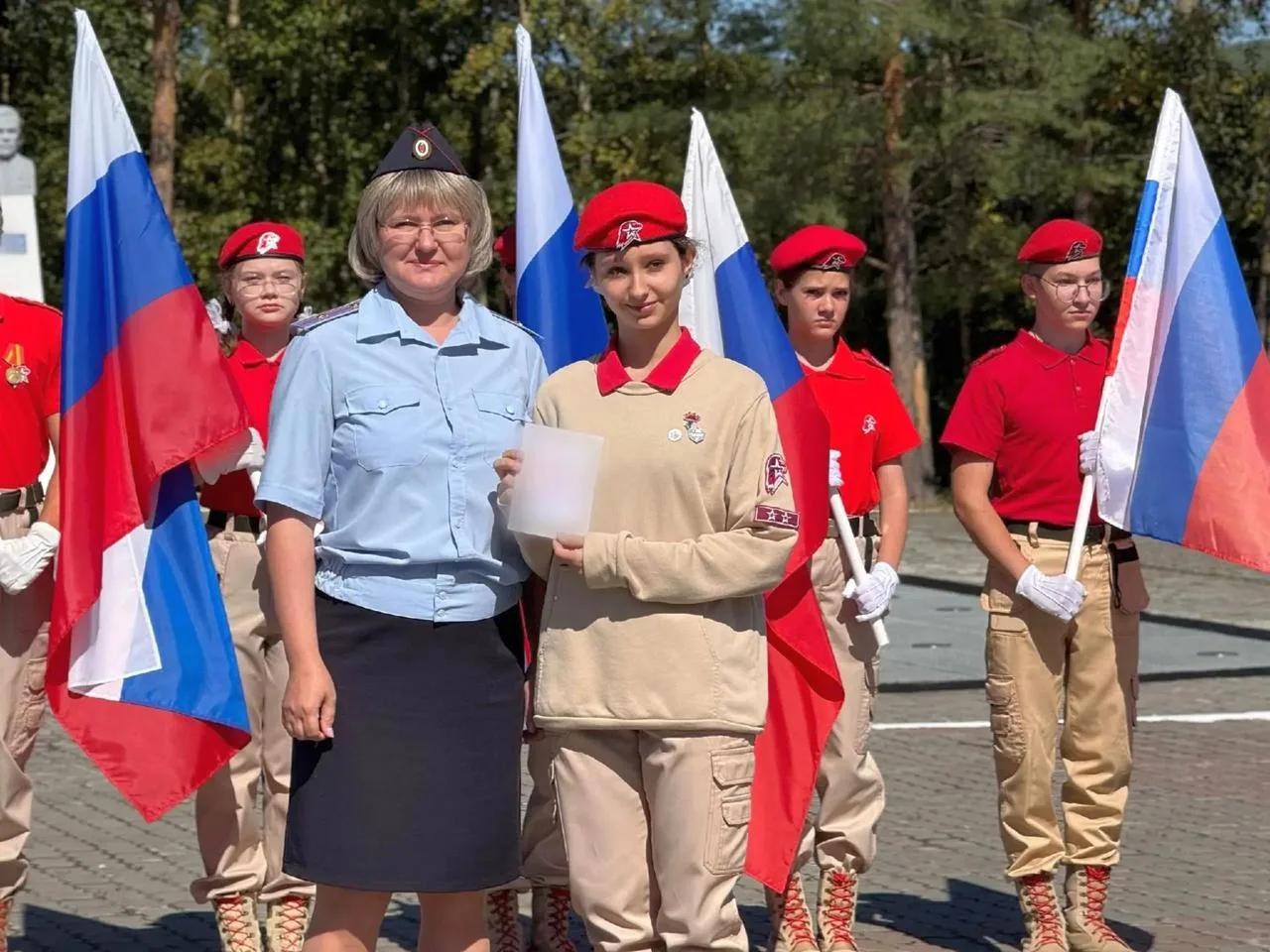 🇷🇺 Сотрудники амурской полиции приняли участие в патриотических мероприятиях ко Дню Г...