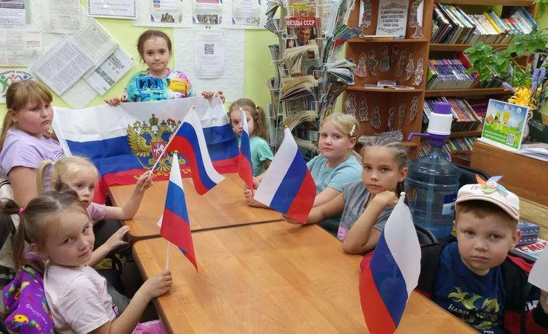 18 августа на Полозаозерской досуговой площадке ребята посетили час гражданственности «...
