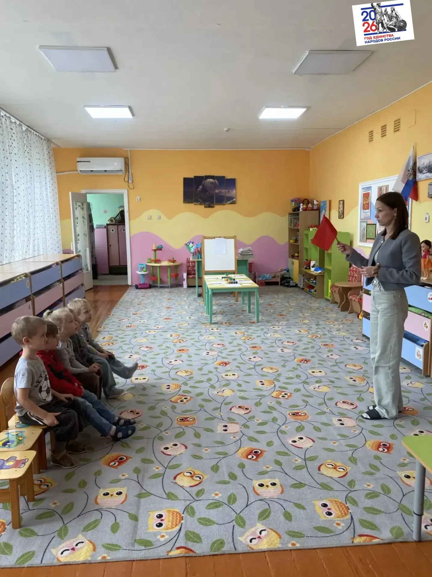 🌸Во второй младшей группе прошло творческое занятие «Я держу в руке флажок» 🇷🇺🎨