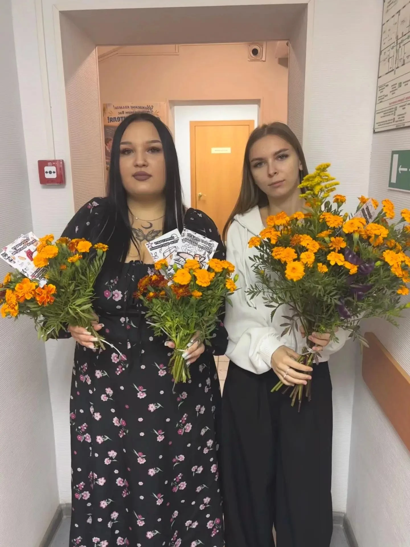 В День учителя учащиеся 11 А класса встретили своих педагогов и преподнесли букеты осен...