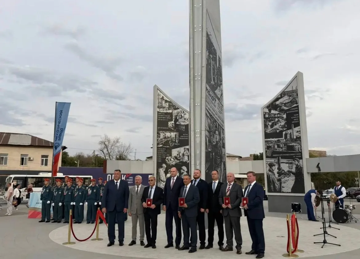 Мемориальный комплекс со стелой "Город трудовой доблести" открыли в Орске Оренбуржья.