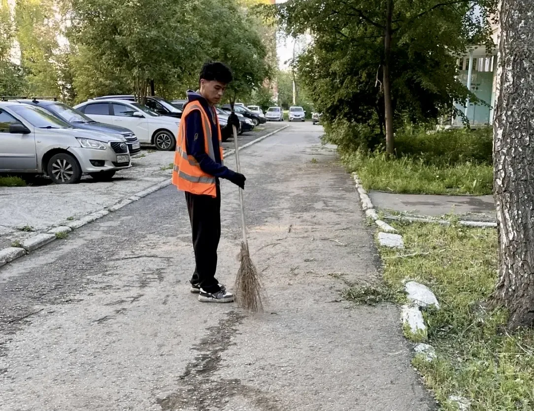 🧹Утренняя уборка придомовой территории и покос травы по адресам: 
Ташкентская, 176
Карла Маркса, 47
