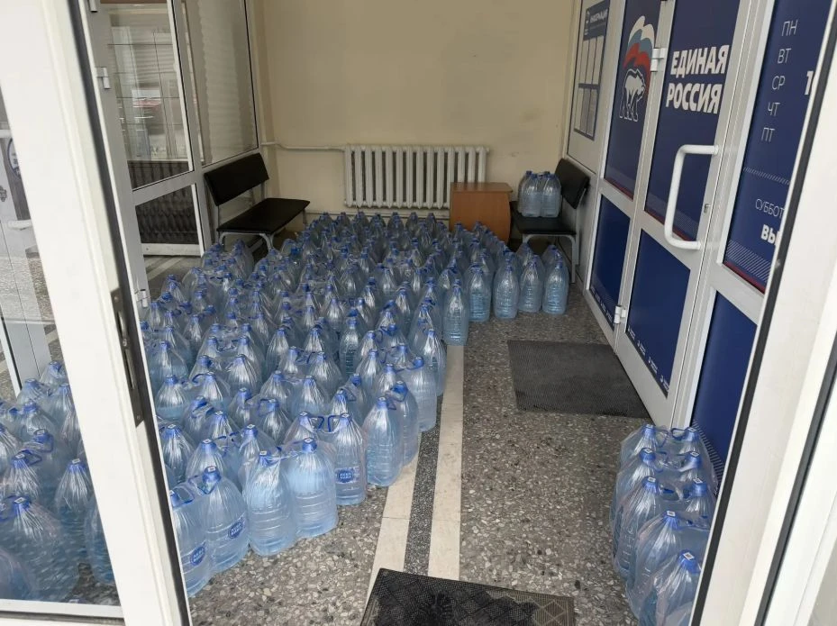 В первоуральском отделении партии «Единая Россия» уже подготовили питьевую воду для нуж...