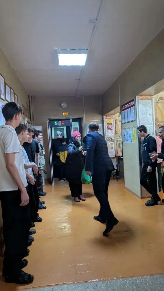 🌸 «Вам, любимые!»  6 марта утро в гимназии было особенным и полным радости! Старшеклассники встретил