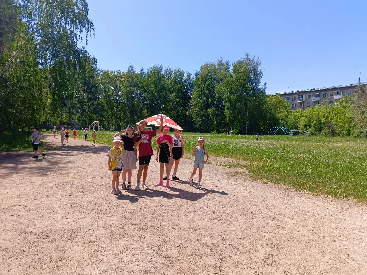 🪁 КРЫЛЬЯ ДЕТСТВА🪁 

🫶 В школьном лагере прошёл день воздушных змеев. Ребята с усердием и фантазие