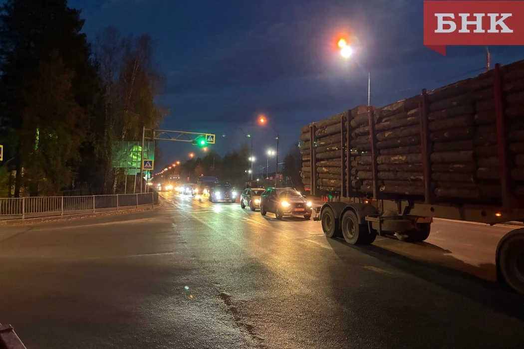 К 17:30 в сторону города пробка начинается у Краснозатонского. Хуже ситуация на дороге ...