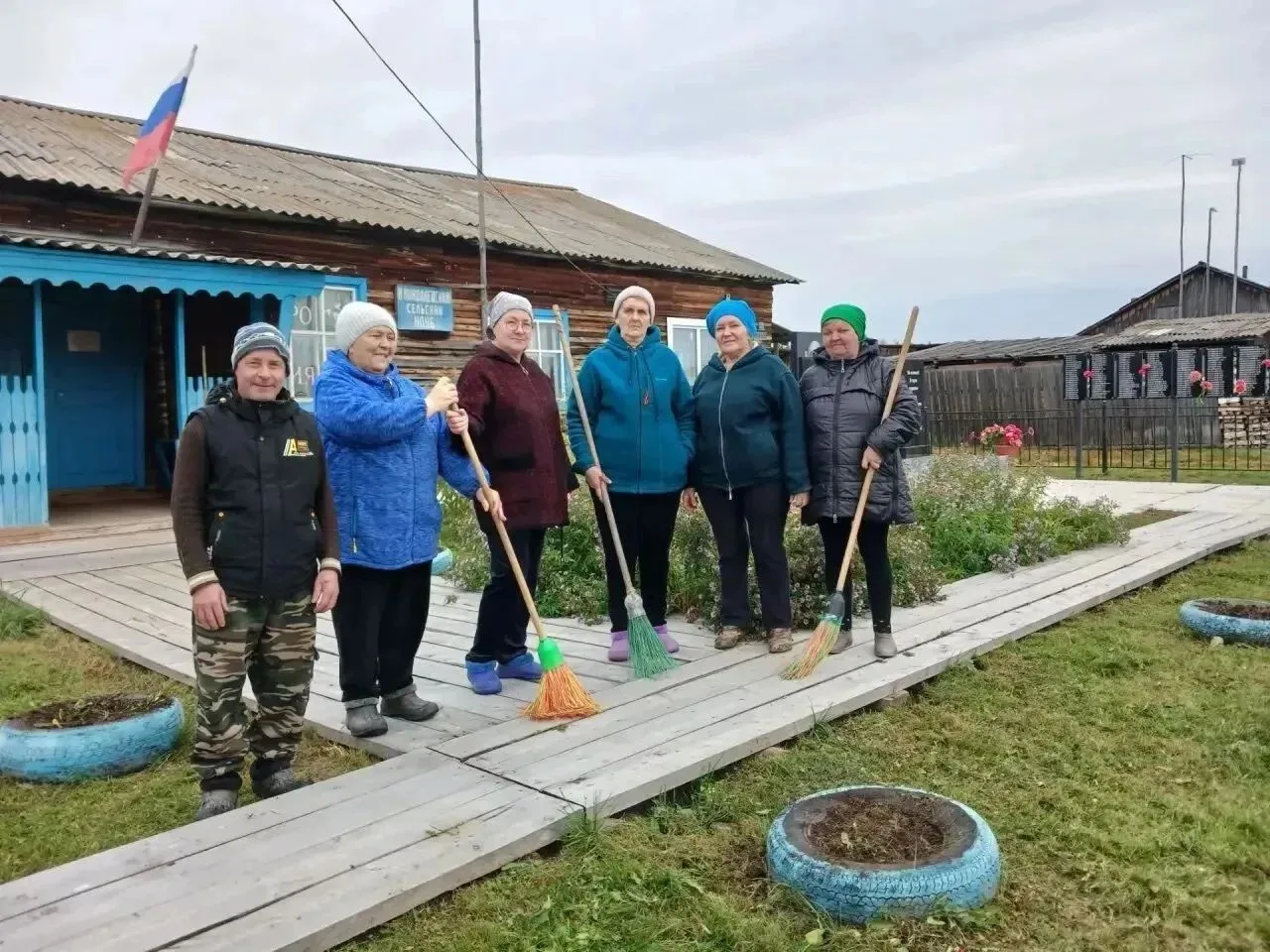 Накануне холодов жители Новониколаевского вышли на субботник. Убрали мусор, привели в п...