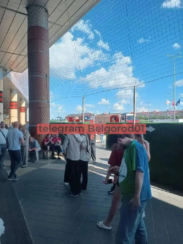 UPD: Пожар начался на кровле ТРЦ — сообщили в МЧС. На месте пожарные.