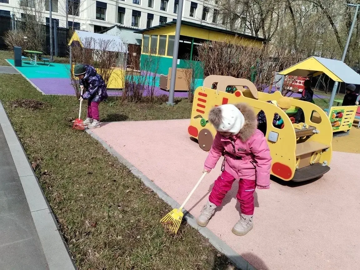 Городской субботник  Как только выглянуло солнце, на свой участок вышли дошколята и их воспитатели. 