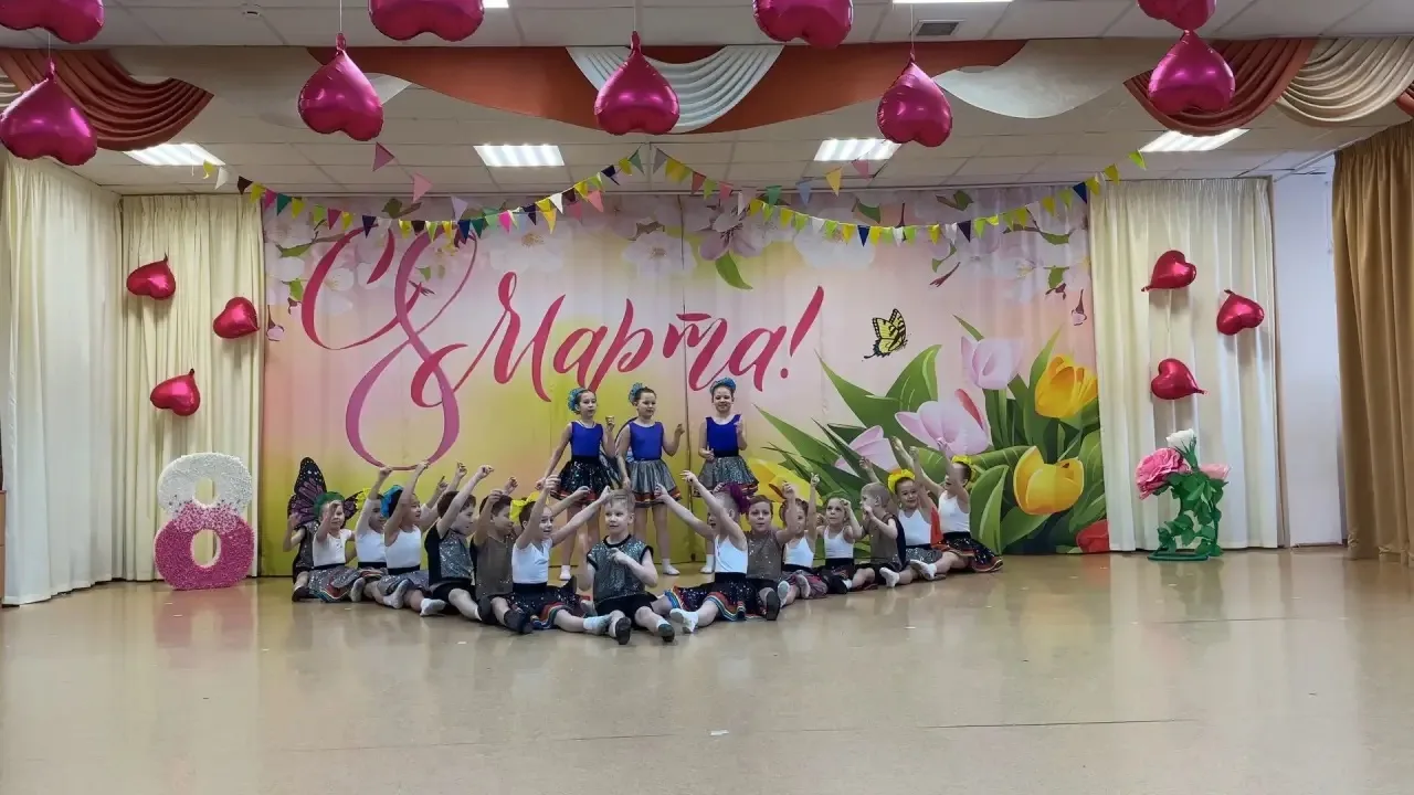 4 и 6 марта малыши из танцевальной студии "Веселая семейка" трогательно поздравили с 8 Марта воспита
