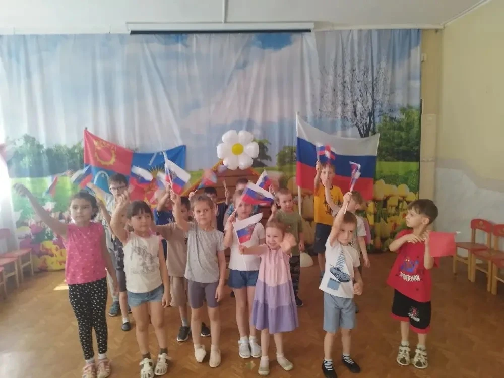 Накануне Дня России с детьми МБОУ 18 ДО 19 группы  "Пчелка" прошел флешмоб под девизом - "Мы все тво