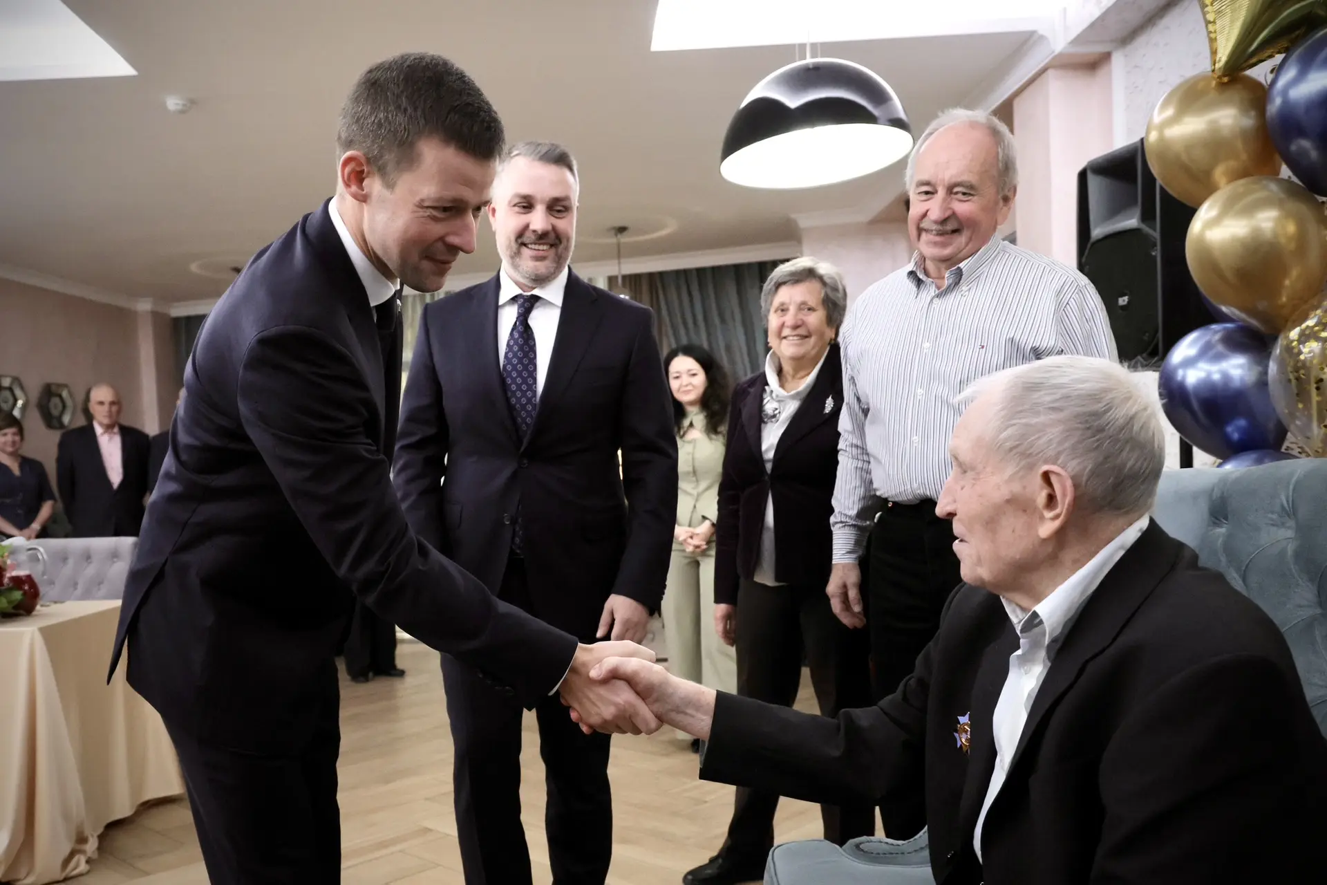 Поздравил Бориса Владимировича Шарова со 100-летним юбилеем.