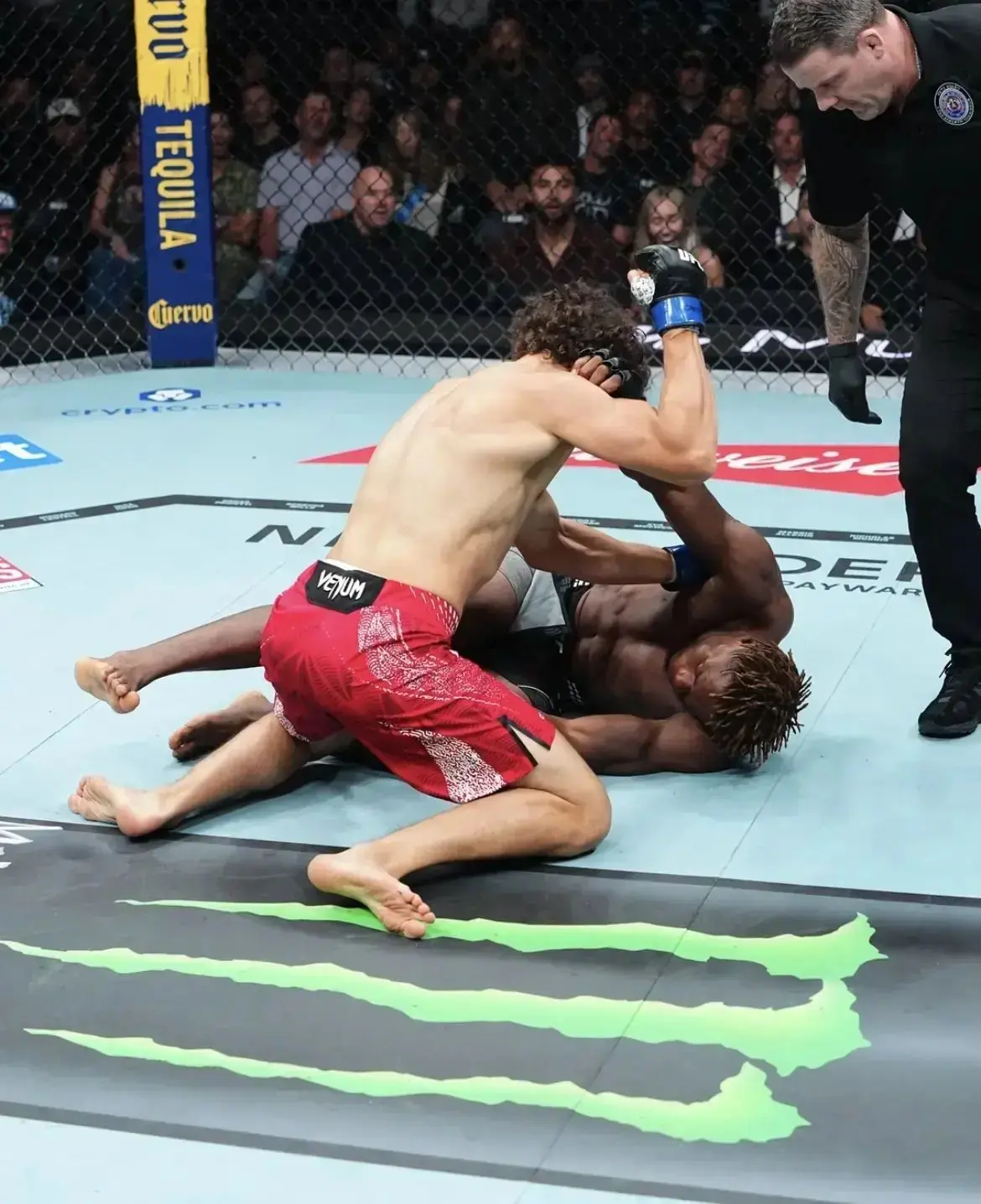 Роман Копылов нокаутировал камерунца Атебу Готье на турнире UFC в Солт-Лейк-Сити. Блест...