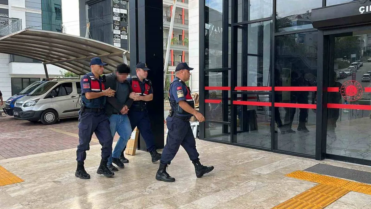 В Алании арестован мужчина откусивший птице голову