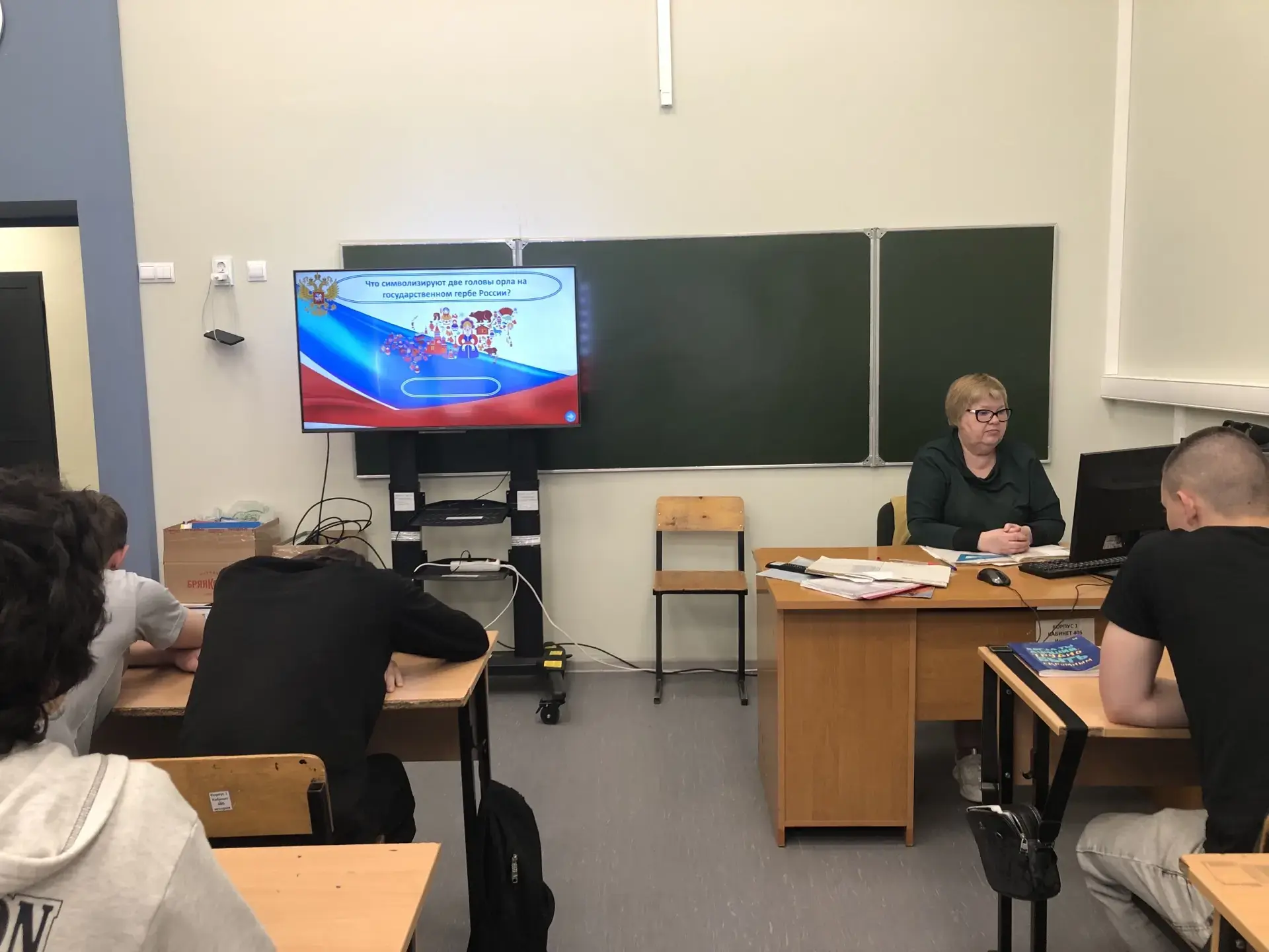 Приближается главный государственный праздник – День России. 

Этот день символизирует суверенитет Р