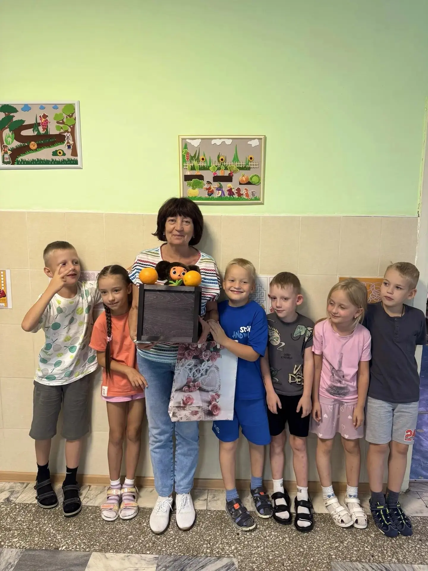 Ура! У нашего любимого Чебурашки день рождения!Наш сад сегодня полон апельсин и больших...