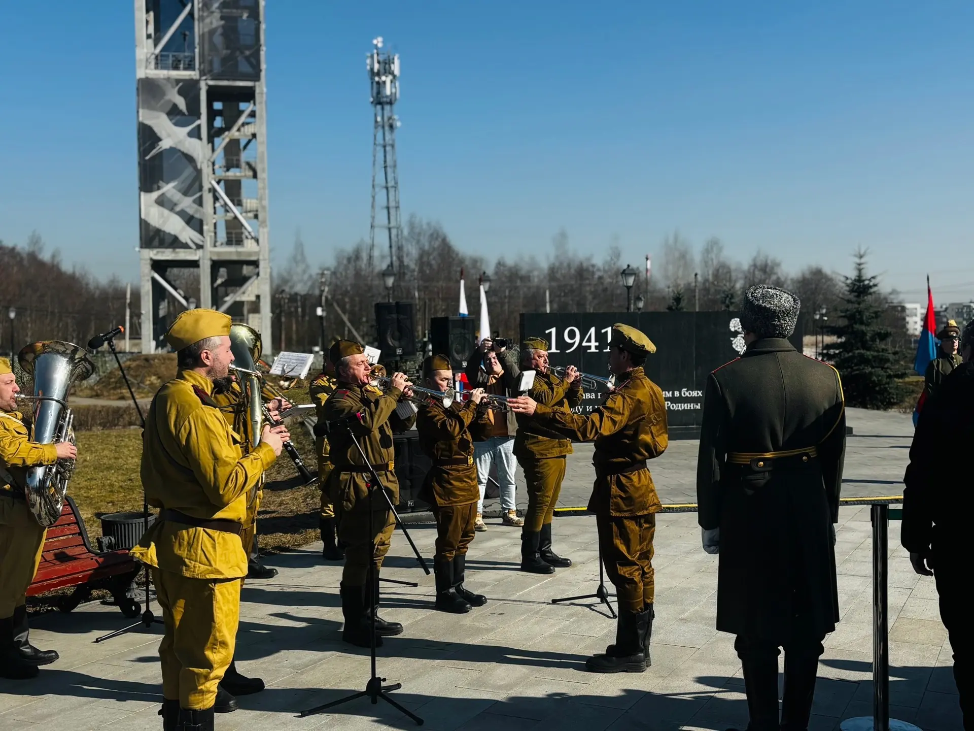 🇷🇺Сегодня участники движения "Юнармия" МОУ "СОШ № 2" г. Всеволожска совместно с юнармейским отрядом 