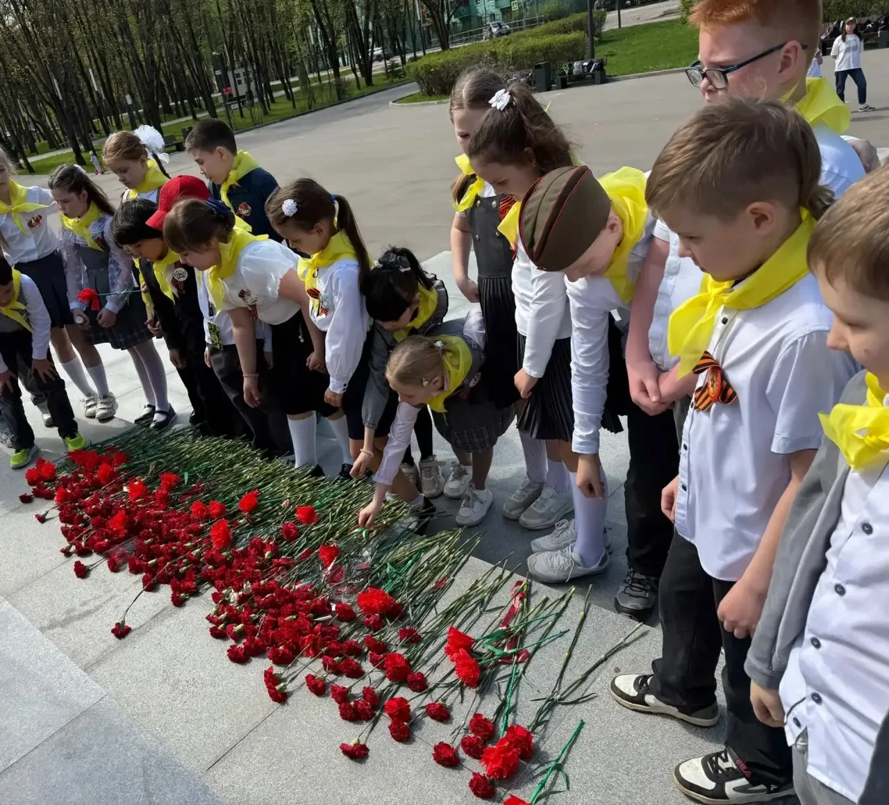 🎗️Ученики 2 «Б» класса вместе с классным руководителем Ую‑Тин‑Фан К. Е. и родителями провели памятны