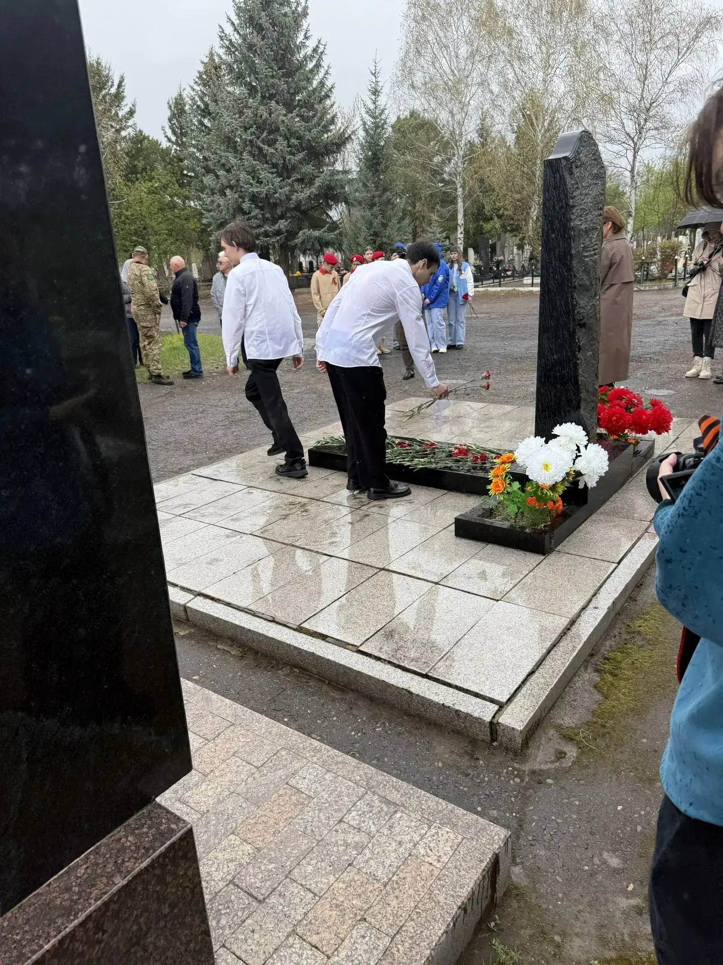 Торжественное возложение цветов на могилу Героя Советского союза Колмакова Петра Иванов...