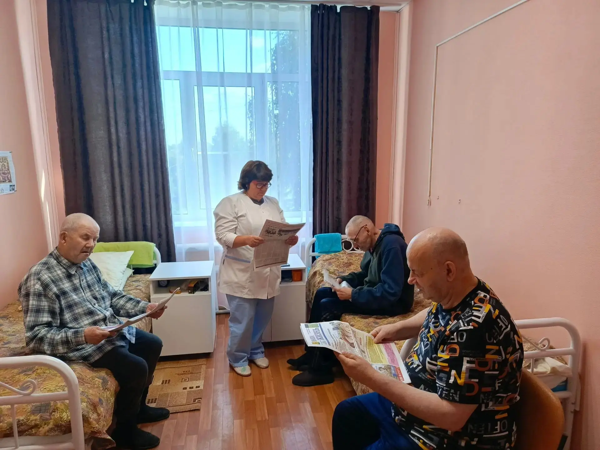 📰Чтение газет и журналов – одно из любимых занятий пожилых граждан. Медсестра Денисова...