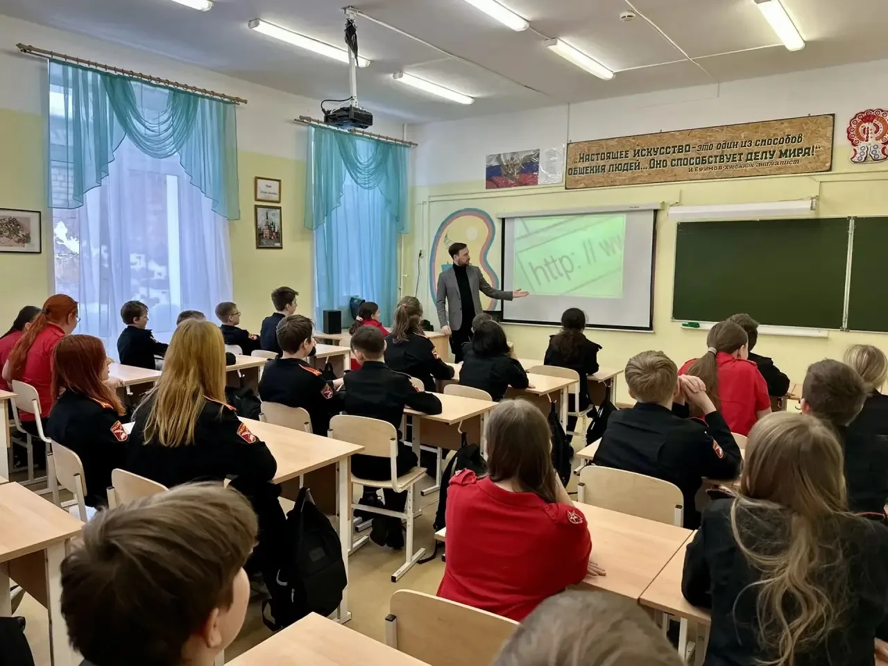 Сегодня  состоялось занятие по финансовой грамотности для учеников 40 школы города Кирова. 🇷🇺💼🎓  Уче