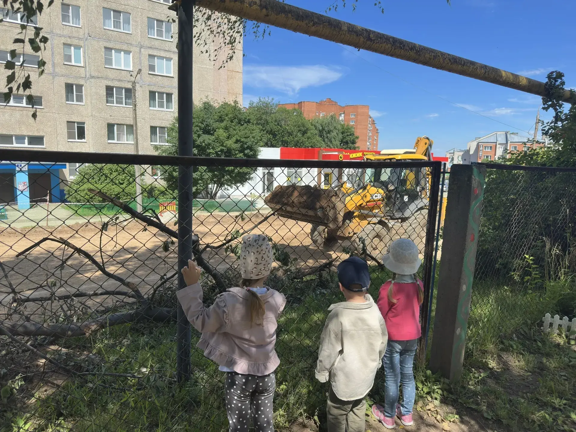 Наблюдение за работой спецтехники на прогулке. 

       В рамках муниципального проекта «Азбука проф