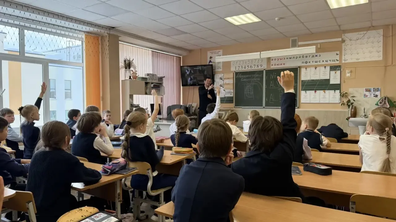 Сегодня в рамках Недели наук к ребятам 3В класса заглянул особенный гость — один из пап, который раб